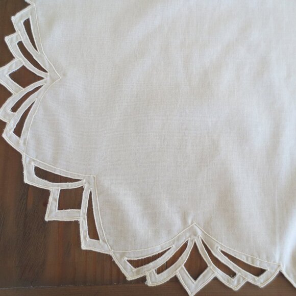 Large Formal Wilton Court Bone Art Deco Style Tablecloth 68" x 104" - Picture 6 of 8